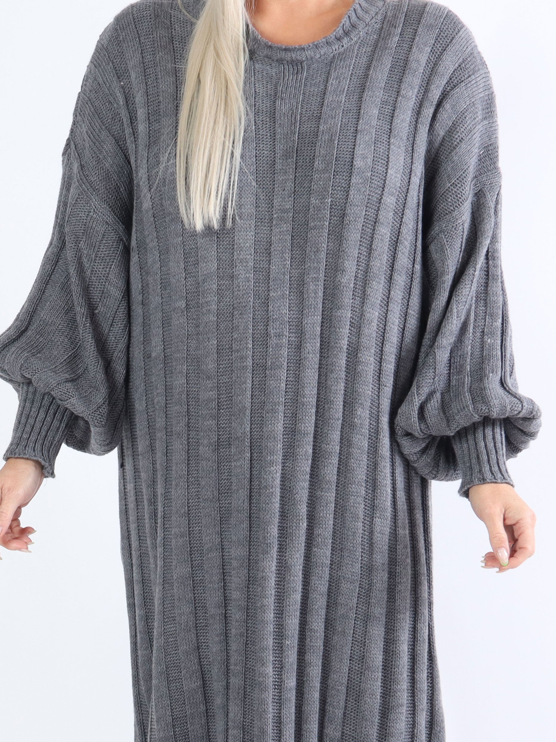 Ava - Lång plus size stickad klänning med ballongärmar - Black